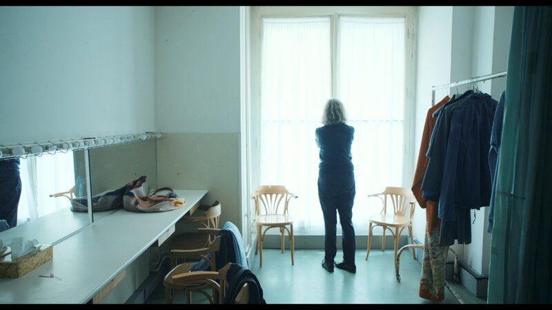 Jaqueline Kornmüller steht in der Garderobe ihres Theaters. – Bild: Jens Harant Jaqueline Kornmüller steht in der Garderobe ihres Theaters. – Bild: Jens Harant