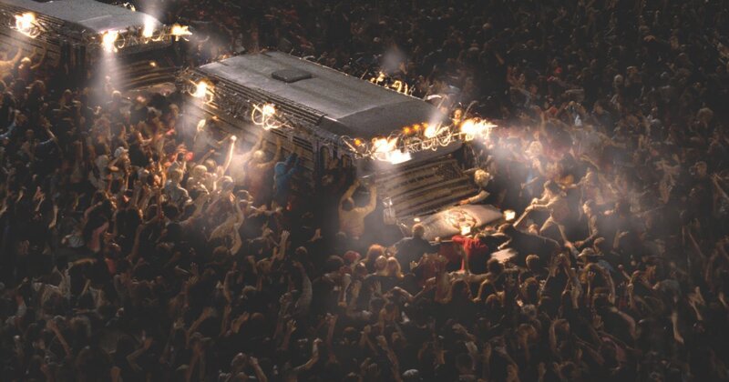 Die Überlebenden aus dem Einkaufszentrum flüchten mit zwei gepanzerten Shuttlebussen durch ganze Horden mordlustiger Zombies. – Bild: Universal Studios