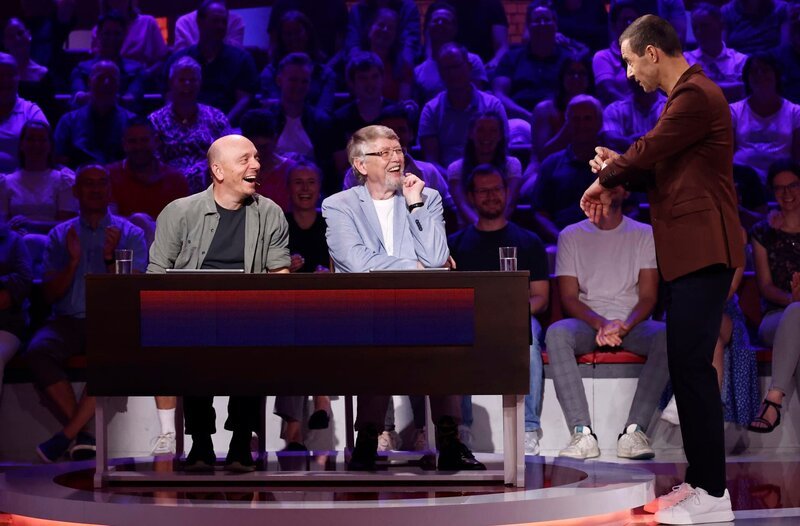 Moderator Kai Pflaume (M.) und seine Rateteam-Kapitäne Bernhard Hoëcker (l.) und Elton (r.) begrüßen in dieser Sendung die beiden ‚Quiz-Profis‘ der ARD Quizshow ‚Quizduell-Olymp‘, den Historiker Eckhard Freise (2.v.l.) und die Staatsanwältin Marie-Louise Finck (2.v.r.). – Bild: ARD/​Morris Mac Matzen