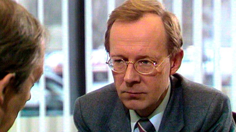 Horst Valfelt ist stellvertretender Leiter einer mittleren Bankfiliale in West-Berlin. Seine Karriere stagniert, bei der Beförderung wurde er übergangen. Als ein ehemaliger Studienkollege und scheinbar solventer Kunde einen Kredit benötigt, erkennt Valfelt die Möglichkeit für einen Aufstieg, wenn auch mit fragwürdigen Methoden. SFB-Fernsehfilm mit Hans Peter Korff in der Hauptrolle. – Horst Valfelt (Hans Peter Korff).; rbb Fernsehen BANKGEHEIMNISSE, am Samstag (19.10.24) um 20:15 Uhr. Horst Valfelt ist stellvertretender Leiter einer mittleren Bankfiliale in West-Berlin. Seine Karriere stagniert, bei der Beförderung wurde er übergangen. Als ein ehemaliger Studienkollege und scheinbar solventer Kunde einen Kredit benötigt, erkennt Valfelt die Möglichkeit für einen Aufstieg, wenn auch mit fragwürdigen Methoden. SFB-Fernsehfilm mit Hans Peter Korff in der Hauptrolle. – Horst Valfelt (Hans Peter Korff). © rbb, honorarfrei – Verwendung gemäß der AGB im engen inhaltlichen, redaktionellen Zusammenhang mit genannter rbb-Sendung bei Nennung „Bild: rbb“ (S2+). rbb Presse & Information, Masurenallee 8–14, 14057 Berlin, Tel: 030/97 99 3–12118 oder -12116, pressefoto@rbb-online.de – Bild: rbb Horst Valfelt ist stellvertretender Leiter einer mittleren Bankfiliale in West-Berlin. Seine Karriere stagniert, bei der Beförderung wurde er übergangen. Als ein ehemaliger Studienkollege und scheinbar solventer Kunde einen Kredit benötigt, erkennt Valfelt die Möglichkeit für einen Aufstieg, wenn auch mit fragwürdigen Methoden. SFB-Fernsehfilm mit Hans Peter Korff in der Hauptrolle. – Horst Valfelt (Hans Peter Korff).; rbb Fernsehen BANKGEHEIMNISSE, am Samstag (19.10.24) um 20:15 Uhr. Horst Valfelt ist stellvertretender Leiter einer mittleren Bankfiliale in West-Berlin. Seine Karriere stagniert, bei der Beförderung wurde er übergangen. Als ein ehemaliger Studienkollege und scheinbar solventer Kunde einen Kredit benötigt, erkennt Valfelt die Möglichkeit für einen Aufstieg, wenn auch mit fragwürdigen Methoden. SFB-Fernsehfilm mit Hans Peter Korff in der Hauptrolle. – Horst Valfelt (Hans Peter Korff). © rbb, honorarfrei – Verwendung gemäß der AGB im engen inhaltlichen, redaktionellen Zusammenhang mit genannter rbb-Sendung bei Nennung „Bild: rbb“ (S2+). rbb Presse & Information, Masurenallee 8–14, 14057 Berlin, Tel: 030/97 99 3–12118 oder -12116, pressefoto@rbb-online.de – Bild: rbb
