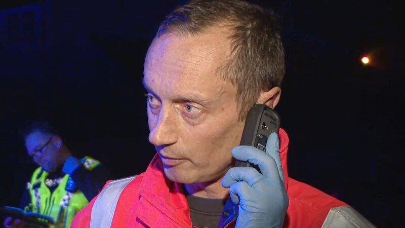 Sanitäter Andy ist am Telefon. – Bild: Discovery Communications