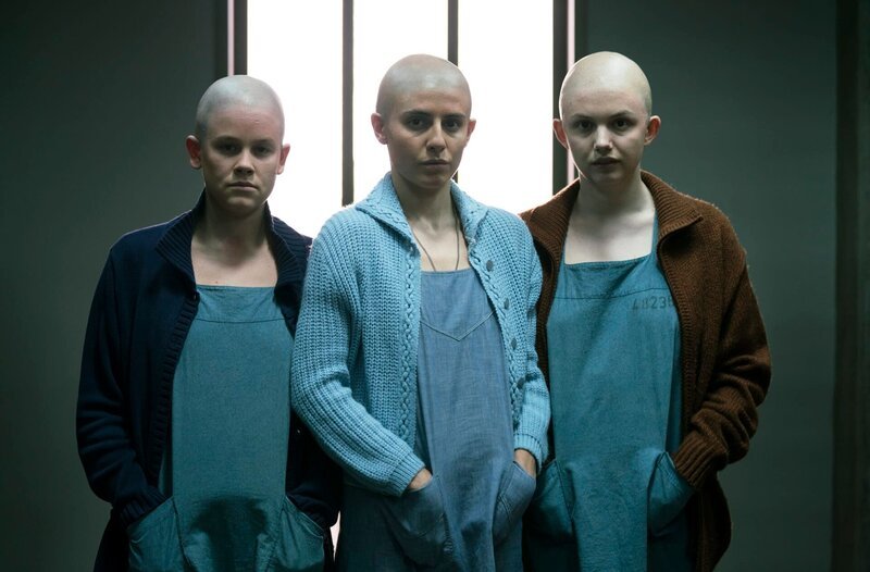 Katie (Sosie Bacon), Sadie (Marianne Rendón) und Lulu (Hannah Murray) sitzen in Haft.; ONE CHARLIE SAYS, am Samstag (19.10.24) um 22:00 Uhr. Katie (Sosie Bacon), Sadie (Marianne Rendón) und Lulu (Hannah Murray) sitzen in Haft. © WDR/SQUEAKY FILMS, LLC, honorarfrei – Verwendung gemäß der AGB im engen inhaltlichen, redaktionellen Zusammenhang mit genannter WDR-Sendung bei Nennung „Bild: WDR/SQUEAKY FILMS, LLC“ (S2+). WDR Kommunikation/Redaktion Bild, Köln, Tel: 0221/220 -7132 oder -7133, Fax: -777132, bildkommunikation@wdr.de – Bild: WDR/SQUEAKY FILMS, LLC Katie (Sosie Bacon), Sadie (Marianne Rendón) und Lulu (Hannah Murray) sitzen in Haft.; ONE CHARLIE SAYS, am Samstag (19.10.24) um 22:00 Uhr. Katie (Sosie Bacon), Sadie (Marianne Rendón) und Lulu (Hannah Murray) sitzen in Haft. © WDR/SQUEAKY FILMS, LLC, honorarfrei – Verwendung gemäß der AGB im engen inhaltlichen, redaktionellen Zusammenhang mit genannter WDR-Sendung bei Nennung „Bild: WDR/SQUEAKY FILMS, LLC“ (S2+). WDR Kommunikation/Redaktion Bild, Köln, Tel: 0221/220 -7132 oder -7133, Fax: -777132, bildkommunikation@wdr.de – Bild: WDR/SQUEAKY FILMS, LLC