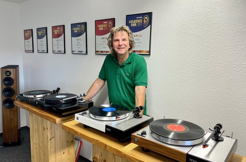 Wolfgang Epting aus St. Georgen, der Plattenspieler unter dem Namen PE baut. PE war früher mit Dual zusammen eine der renommiertesten Marken von Plattenspielern. Epting stellt heute etwa 350 Plattenspieler im Jahr her. – Bild: SWR/Christopher Paul Wolfgang Epting aus St. Georgen, der Plattenspieler unter dem Namen PE baut. PE war früher mit Dual zusammen eine der renommiertesten Marken von Plattenspielern. Epting stellt heute etwa 350 Plattenspieler im Jahr her. – Bild: SWR/Christopher Paul