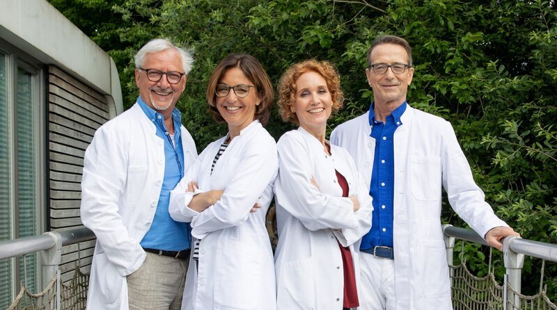 Die Ernährungs-Docs: Jörn Klasen, Silja Schäfer, Viola Andresen und Matthias Riedl, alle erfahrene Ärzt:innen, setzen auf Essen als Medizin. – Bild: SWR/​NDR/​ZS Verlag/​Claudia Timmann