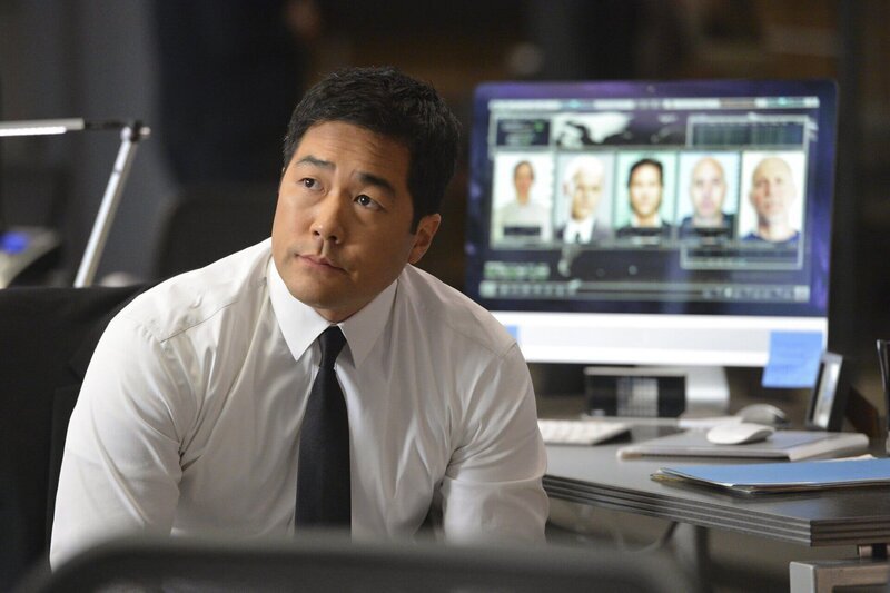 Steht in seinem aktuellen Fall vor einem Rätsel: Kimball Cho (Tim Kang) … – Bild: Warner Bros. Television