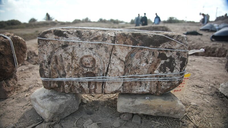 Talatat block was discovered at Hermopolis in Hermopolis Magna, Egypt. – Bild: Windfall Films/​Catherine Ozorio