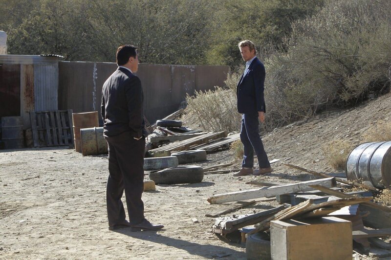 Warum wurde eine US-Anwältin in Mexiko dicht hinter der Grenze erschossen aufgefunden? Cho (Tim Kang, l.) und Jane (Simon Baker, r.) entdecken einen unterirdischen Tunnel, in dem die Leiche von Texas nach Mexiko gebracht worden sein könnte … – Bild: Warner Bros. Television
