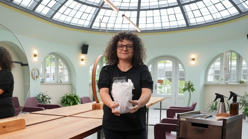 In ihrem Zero-Waste-Salon produziert Friseurin Juliette Beke nur etwa einen Liter Müll in der Woche. – Bild: Frank Menzel/​Mia Media