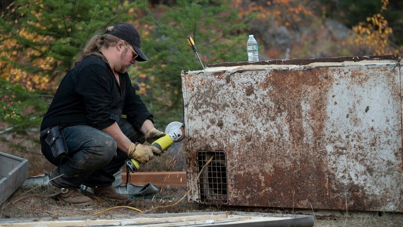 Noah Brown works on meat locker. – Bild: Discovery Communications, LLC