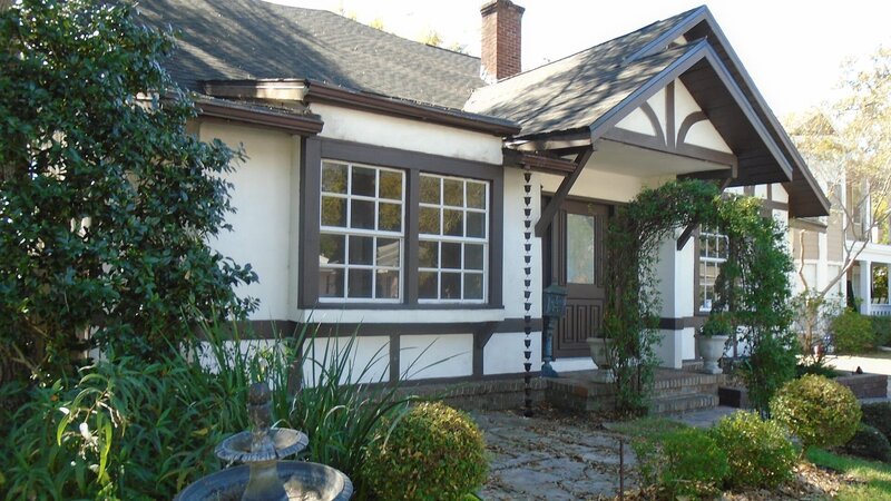 As seen on House Hunters, Steve and CC aren’t sure about the Tudor style of this house in Tampa, Florida. – Bild: HGTV/​Scripps Networks, LLC