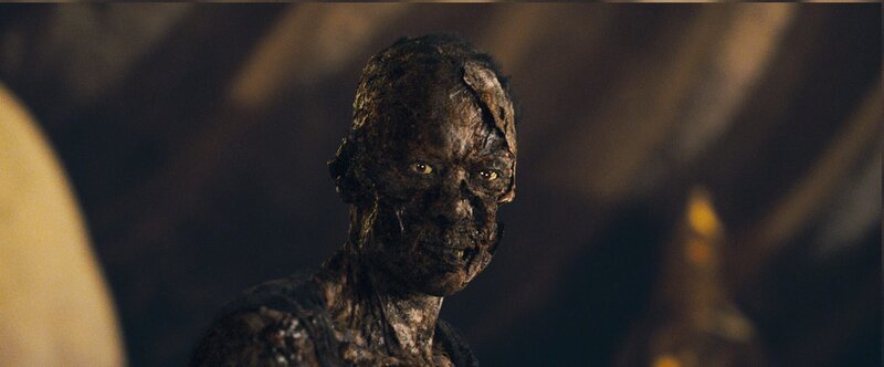 „Die Mumie 3 – Das Grabmal des Drachenkaisers“, Vor 2000 Jahren ist der chinesische Schreckensherrscher Han samt seinem Gefolge von der Zauberin Zi Yuan in ein Terrakotta-Heer verwandelt worden. 1946 nimmt Alex, der Sohn von Rick und Evelyn O’Connell, an einer Expedition zum Grabmal des Drachenkaisers teil. – Bild: Universal Studios