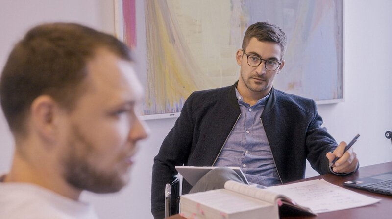 Rechtsanwalt Lukas von Gierke (r.) und Moritz (l.), ehemaliger Aktivist der „Letzten Generation“, der wegen seiner Aktivitäten bei der Protestbewegung angeklagt ist, bereiten sich auf die kommenden Gerichtsverhandlungen vor. – Bild: SWR/​AV Medien /​ SWR Presse/​Bildkommunikation
