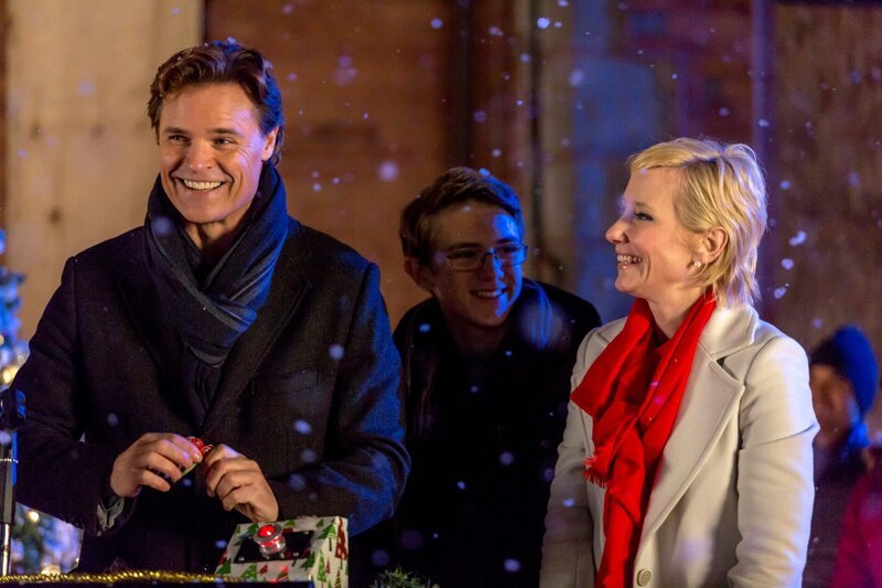 l-r: Terry Evans (Dylan Neal), Carol Montgomery (Anne Heche) – Bild: Carol and Company Productions Ltd. l-r: Terry Evans (Dylan Neal), Carol Montgomery (Anne Heche) – Bild: Carol and Company Productions Ltd.