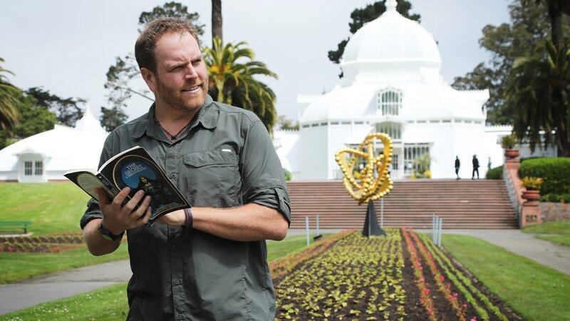 Josh Gates searches for a treasure from the book The Secret in Golden Gate Park of San Francisco, California. – Bild: Discovery Channel /​ Discovery Communications, LLC