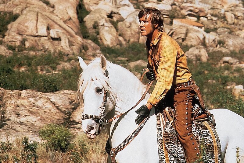 Captain Rod Douglas (George Peppard) leitet ein riskantes Unternehmen gegen den mexikanischen Banditen Cordoba, der sechs amerikanische Kanonen erbeutet hat. – Bild: Kabel Eins Classics Captain Rod Douglas (George Peppard) leitet ein riskantes Unternehmen gegen den mexikanischen Banditen Cordoba, der sechs amerikanische Kanonen erbeutet hat. – Bild: Kabel Eins Classics