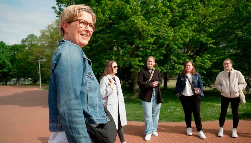  In vielen Städten Deutschlands gibt es mittlerweile Spaziergänge gegen die Einsamkeit – auch in Düsseldorf. Katja (l) hat daran teilgenommen.  – Bild: WDR /​ WDR Kommunikation/​Redaktion Bild