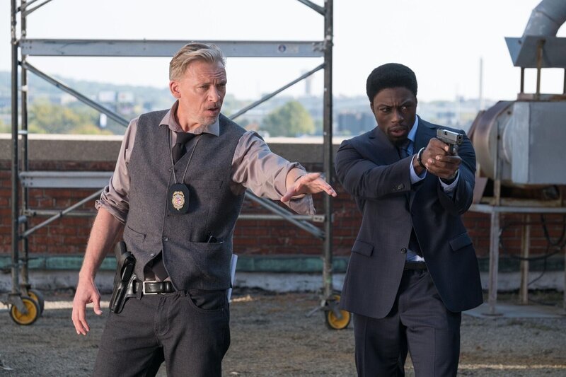 Detective Halloran (Callum Keith Rennie, l.); Detective Keith (Clé Bennett, r.) – Bild: Studiocanal GmbH /​ Brooke Palmer Lizenzbild frei