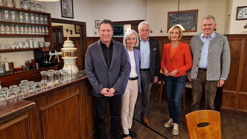 Gastgeber Hans Werner Kilz (Mitte) und seine beiden Stammgäste Ursula Münch (2. von links) und Klaus Bogenberger (links) sowie Petra Gerster und Erich Vad (rechts). – Bild: BR/​Julius Kolb