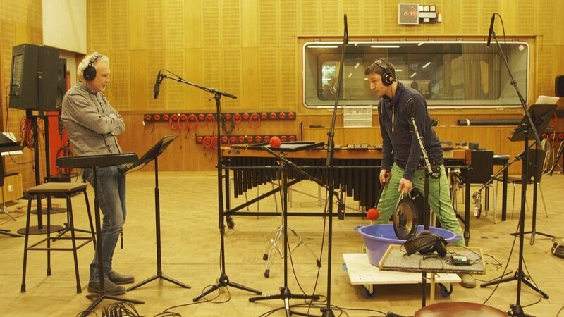 dokFilm: „Gehört gesehen – Ein Radiofilm“, Ein Portrait des Kultursenders Ö1 zu dessen 50jährigem Bestehen. Der Film begibt sich „hinter die Kulissen“ des Radios. Ein neues Mediennutzungsverhalten und Budgetkürzungen stellen den Qualitätssender vor ungeahnte Herausforderungen. Die Regisseure Jakob Brossmann und David Paede begleiten die RadiomacherInnen in Redaktionssitzungen, in die Tonstudios, auf Recherchen, in ihre Sendungen früh morgens und spät in der Nacht, sie sind dabei, wenn das eigene Symphonieorchester probt, wenn Schauspieler Hörspiele vertonen, wenn ein Wahltag höchste Ansprüche an Professionalität, Teamgeist und Souveränität der JournalistInnen erfordert und wenn Putzfrauen Mischpulte säubern. Und immer wieder Sitzungen. Die Ö1-MacherInnen lieben, was sie tun, sie ringen um jeden einzelnen ihrer ZuhörerInnen und wandeln auf dem schmalen Grat zwischen breiten Publikumsgeschmack, originärem Programm und journalistischem Ethos – jeden Tag neu. Ein Film über das Radio, seine gesellschaftspolitische Bedeutung, den Wandel in Gesellschaft und Medienwelt und die Frage, ob sich Qualität durchsetzen kann.Hergestellt in Zusammenarbeit mit dem ORF Film/Fernseh-Abkommen. SENDUNG: ORF2 – SO – 21.06.2020 – 23:05 UHR. – Veroeffentlichung fuer Pressezwecke honorarfrei ausschliesslich im Zusammenhang mit oben genannter Sendung oder Veranstaltung des ORF bei Urhebernennung. – Bild: ORF/Nikolaus Geyrhalter Filmproduktion dokFilm: „Gehört gesehen – Ein Radiofilm“, Ein Portrait des Kultursenders Ö1 zu dessen 50jährigem Bestehen. Der Film begibt sich „hinter die Kulissen“ des Radios. Ein neues Mediennutzungsverhalten und Budgetkürzungen stellen den Qualitätssender vor ungeahnte Herausforderungen. Die Regisseure Jakob Brossmann und David Paede begleiten die RadiomacherInnen in Redaktionssitzungen, in die Tonstudios, auf Recherchen, in ihre Sendungen früh morgens und spät in der Nacht, sie sind dabei, wenn das eigene Symphonieorchester probt, wenn Schauspieler Hörspiele vertonen, wenn ein Wahltag höchste Ansprüche an Professionalität, Teamgeist und Souveränität der JournalistInnen erfordert und wenn Putzfrauen Mischpulte säubern. Und immer wieder Sitzungen. Die Ö1-MacherInnen lieben, was sie tun, sie ringen um jeden einzelnen ihrer ZuhörerInnen und wandeln auf dem schmalen Grat zwischen breiten Publikumsgeschmack, originärem Programm und journalistischem Ethos – jeden Tag neu. Ein Film über das Radio, seine gesellschaftspolitische Bedeutung, den Wandel in Gesellschaft und Medienwelt und die Frage, ob sich Qualität durchsetzen kann.Hergestellt in Zusammenarbeit mit dem ORF Film/Fernseh-Abkommen. SENDUNG: ORF2 – SO – 21.06.2020 – 23:05 UHR. – Veroeffentlichung fuer Pressezwecke honorarfrei ausschliesslich im Zusammenhang mit oben genannter Sendung oder Veranstaltung des ORF bei Urhebernennung. – Bild: ORF/Nikolaus Geyrhalter Filmproduktion