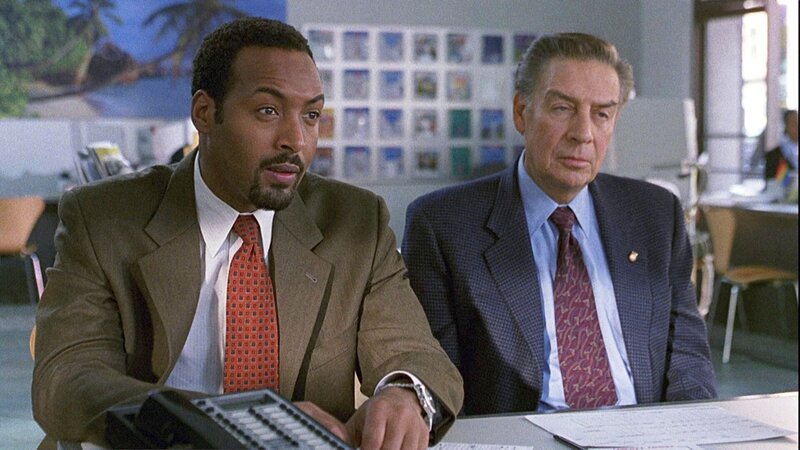 L-R Detective Ed Green (Jesse L. Martin) und Detective Lennie Briscoe (Jerry Orbach) – Bild: NBC Universal, Inc /​ 13TH STREET