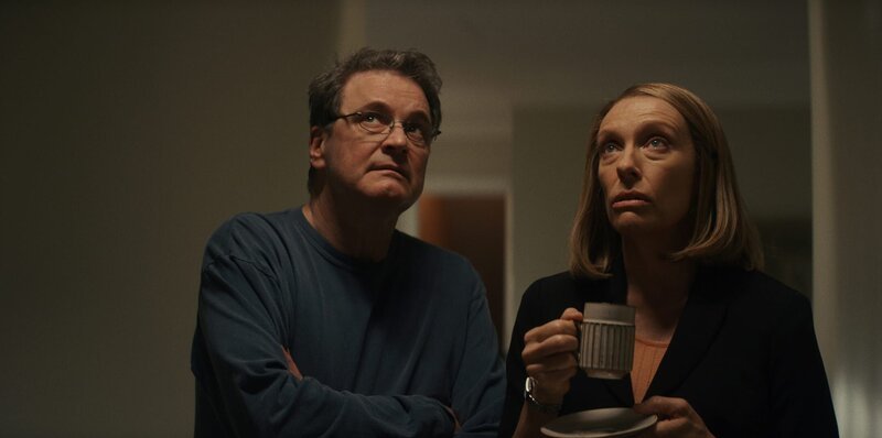 l-r: Michael Peterson (Colin Firth), Kathleen (Toni Collette) – Bild: Warner /​ Die Verwendung ist nur bei redaktioneller Berichterstattung im Rahmen einer Programmank¸ndigung ab 2 Monate vor der ersten Auss /​ © 2021 WarnerMedia Direct, LLC. All Rights Reserved. HBO Maxô is used under license. ?