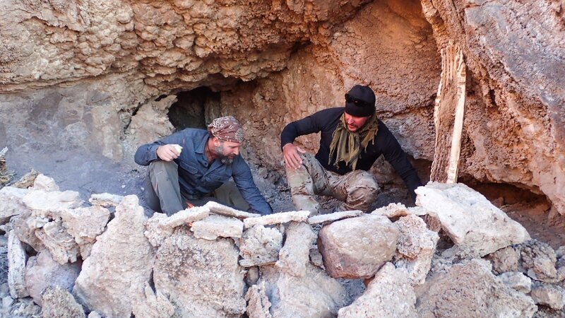 L-R: Matt und Joe bauen ihre Unterkunft auf. – Bild: Discovery Channel /​ Discovery Communications