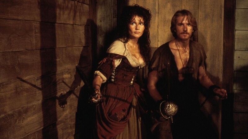 Morgan (Geena Davis) und William (Matthew Modine) erweisen sich als schlagkräftiges Duo, doch ob die Piratin dem angeblichen Arzt wirklich trauen kann, steht auf einem anderen Blatt.  +++ Die Verwendung des sendungsbezogenen Materials ist nur mit dem Hinweis und Verlinkung auf RTL+ gestattet. +++ – Bild: Cutthroat Productions L.P.