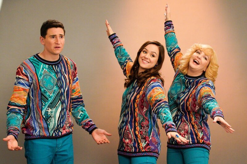 „Die Goldbergs“, „Festtagsfotokarten.“ Weihnachten naht mit Riesenschritten, doch die Goldbergs haben noch immer kein Familienfoto für ihre Festtagsgrußkarte. Beverly möchte ihre Bekannten mit ihrer Karte unbedingt übertrumpfen. Dem Rest der Familie scheint die Sache aber relativ egal zu sein. Nur Geoff zeigt Interesse. Er würde gern mit aufs Bild kommen. Doch sein Wunsch entfacht bei Erica wenig Begeisterung. Unterdessen wird Barry von seinen Mitbewohnern wegen seines asozialen Verhaltens kurzerhand vor die Tür gesetzt. – Bild: ORF/​Sony Pictures/​ABC/​Rick Rowell