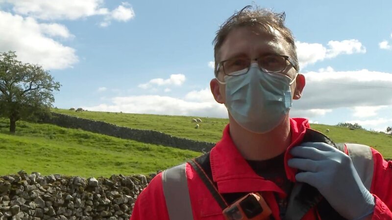 Paul Holmes steht auf dem Feld neben der Trockenmauer. – Bild: Really – UK /​ Air TV Ltd.