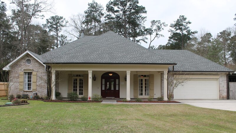 As seen on House Hunters, Mandeville, Louisiana homebuyers, Paul and Tina, are looking for a property that feels very Southern. The columns and long front porch of this property provide them with the look they’re hoping to find. – Bild: HGTV/​Scripps Networks, LLC.