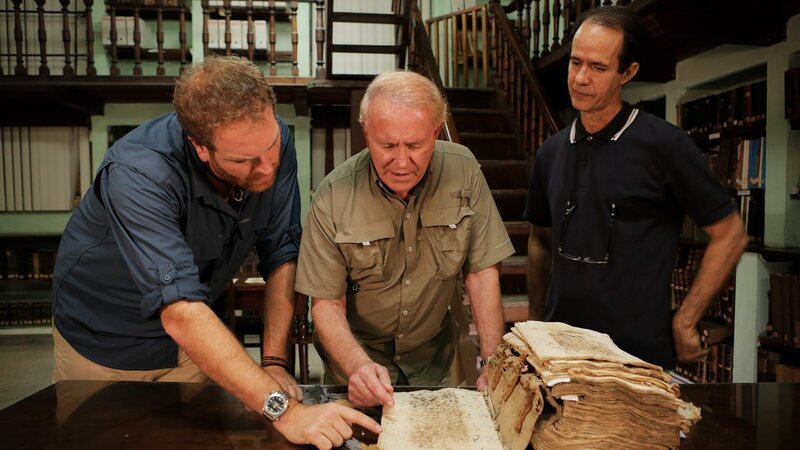 Josh (r.) liest die Tafeln eines entfernten Denkmals im städtischen Lagerhaus von Charleston, South Carolina. – Bild: Discovery Channel /​ Discovery Communications, LLC