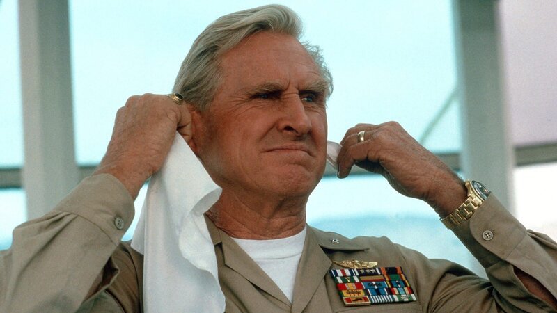 Admiral Benson (Lloyd Bridges), der sich damit rühmt, bei jedem seiner 194 Einsätze abgeschossen worden zu sein, übernimmt das Kommando und schweißt die Chaoten-Truppe zusammen.. – Bild: Twentieth Century Fox Film Corporation
