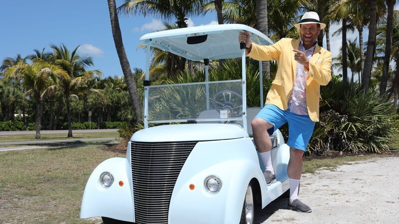 Josh Gates fährt mit einem Golfwagen um Gasparilla Island in Florida, benannt nach dem legendären Piraten Jose Gaspar. – Bild: Discovery Channel/​Aidan Bradbury