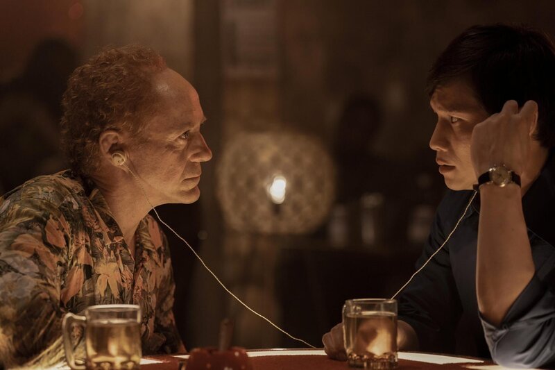 l-r: Claude (Robert Downey Jr.), The Captain (Hoa Xuande) – Bild: Warner /​ Die Verwendung ist nur bei redaktioneller Berichterstattung im Rahmen einer Programmankündigung ab 2 Monate vor der ersten Auss /​ © 2024 Home Box Office, Inc. All rights reserved HBO® and related channels and service marks  …