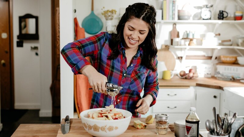 Host Molly Yeh, with her Spiced Apple Pie, as seen on Girl Meets Farm, Season 2. – Bild: Television Food Network, G.P.