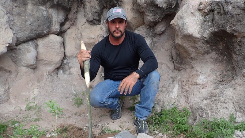 Joe Teti posing with his digging stick. – Bild: Discovery Channel