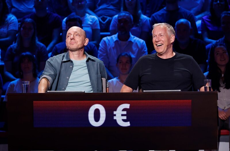Rateteam-Kapitän Bernhard Hoëcker mit Fernsehmoderator und Journalist Johannes B. Kerner. – Bild: ARD/​Morris Mac Matzen