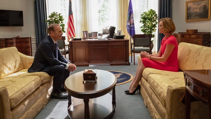 Präsident Chambers (Bob Odenkirk, l.); Charlotte Field (Charlize Theron, r.) – Bild: ORF/PRO7/STUDIOCANAL/Philippe Bossé Präsident Chambers (Bob Odenkirk, l.); Charlotte Field (Charlize Theron, r.) – Bild: ORF/PRO7/STUDIOCANAL/Philippe Bossé