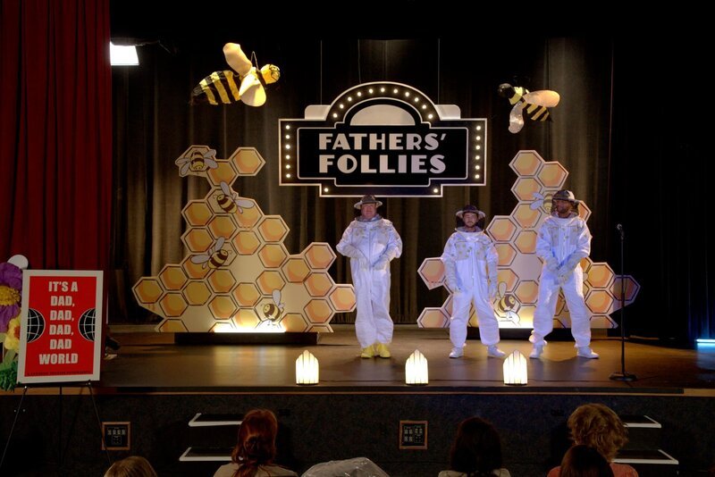 L-R: Cameron Tucker (Eric Stonestreet), Beekeeper (Stefan Poole), Beekeeper (Grady Harrell) – Bild: Comedy Central