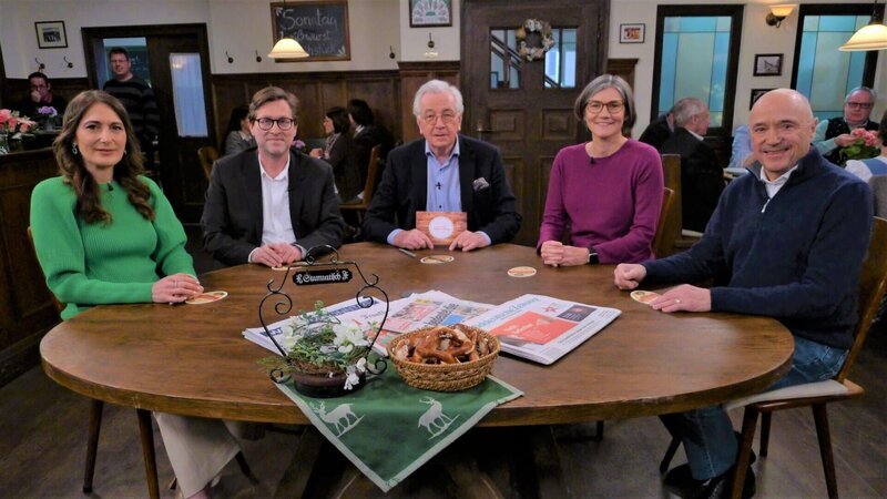 Gastgeber Hans Werner Kilz (Mitte) und seine beiden Stammgäste Anja Kohl (links) und Christian Neureuther (rechts), die mit Christiane Benner und Jan Weiler über die Themen der Woche diskutieren. – Bild: BR/​Julius Kolb