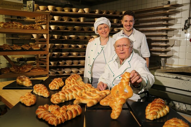 Bäckerei Maislinger in Bad Goisern/​ Oberösterreich. Chefin Barbara Maislinger legt Wert auf Tradition: Hier enstehen zu Allerheiligen Striezl und Himmelsleitern. – Bild: ServusTV /​ Mario Barta Filmproduktion