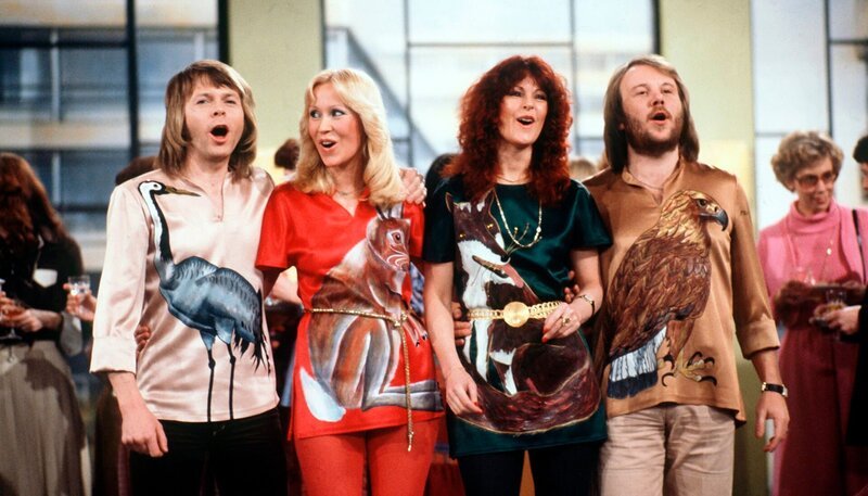 Sie waren freizügig, wild und bunt – die 70er Jahre. Und dieses besondere Lebensgefühl spiegelt sich auch in den großen Musik-Hits von damals wider, die uns über die Jahrzehnte bis heute begleitet haben. Evergreens von ABBAs „Dancing Queen“ über „Ma Baker“ von Boney M. und den Udo Lindenberg-Klassiker „Andrea Doria“ bis hin zu bekannten Schlagern à la „Immer wieder sonntags“ von Cindy und Bert oder liedgewordene Provokationen wie „Bobby Brown“ vom „Enfant terrible“ der 70er Jahre, Frank Zappa – hier sind alle Hits vertreten. – Die schwedische Popgruppe ABBA, v.l.n.r. Björn Ulvaeus, Agnetha Fältskog, Anni-Frid Lyngstad und Benny Andersson bei einem Auftritt in der Fernsehshow „Am laufenden Band“ (Februar 1978) – Bild: WDR/​dpa
