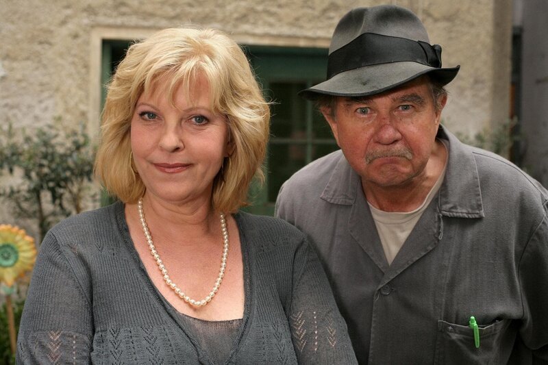 Von links nach rechts: Sarah Horrowitz (Elfi Eschke) und Otto Schratt (Ernst Konarek). – Bild: ORF/​Star-Film/​Petro Domenigg