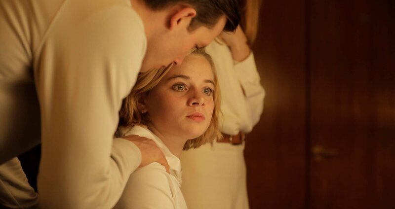 Karl (Jannis Niewöhner) kommt es sehr entgegen, dass Maxi (Luna Wedler) seit dem Anschlag täglich mit Angst leben muss und seine Sache daher richtig findet. – Bild: Frank Lamm / WDR, RBB, ARTE, Pandora Film Produktion Karl (Jannis Niewöhner) kommt es sehr entgegen, dass Maxi (Luna Wedler) seit dem Anschlag täglich mit Angst leben muss und seine Sache daher richtig findet. – Bild: Frank Lamm / WDR, RBB, ARTE, Pandora Film Produktion