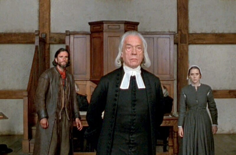 Als Richter Thomas Danforth (Paul Scofield, Mi.) sich mit den Geschehnissen in Salem befasst, wird die Situation für John Proctor (Daniel Day-Lewis, li.) und Abigail Williams (Winona Ryder, re.) nur noch unangenehmer. – Bild: Twentieth Century-Fox Film Corporation