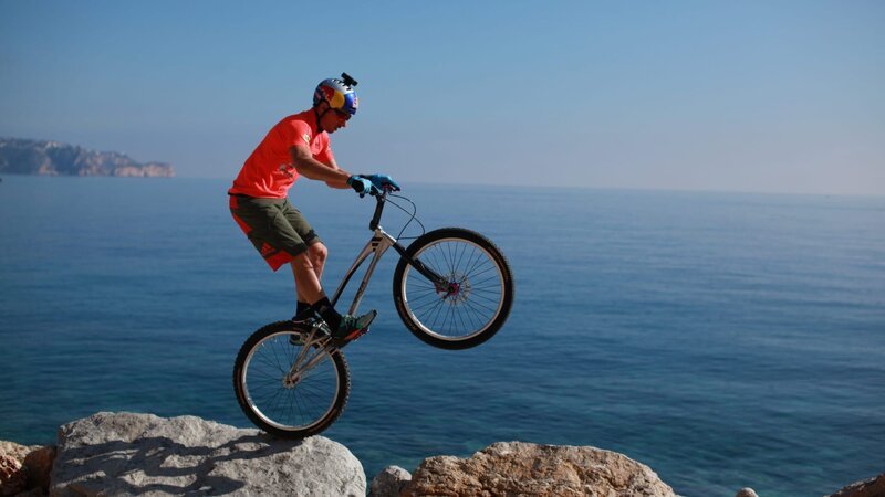 Kenny Belaey balancing on his bicycle. – Bild: Discovery Communications