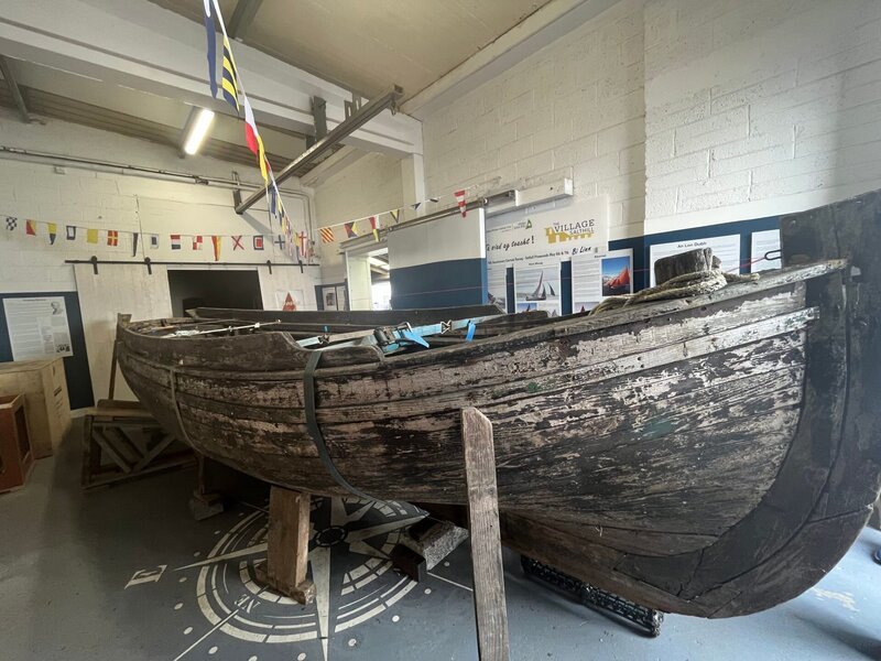 Erinnerungen an alte Zeiten: Ein historisches Fischerboot aus Galway. – Bild: Birgit Muth, Alexander Goldgraber /​ BR