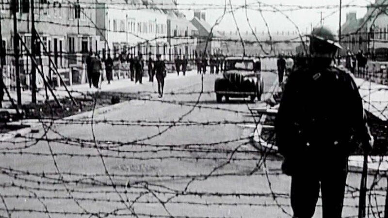 Weltkrieg II Soldat und Stacheldrahtzaun – Bild: Spiegel Geschichte /​ Curiosity Stream-Inc.