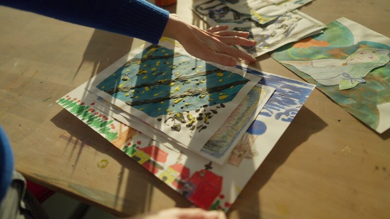 Gemälde von Psychiatriepatienten im Rahmen der Kunsttherapie. – Bild: Matthias Schwinn /​ ZDF