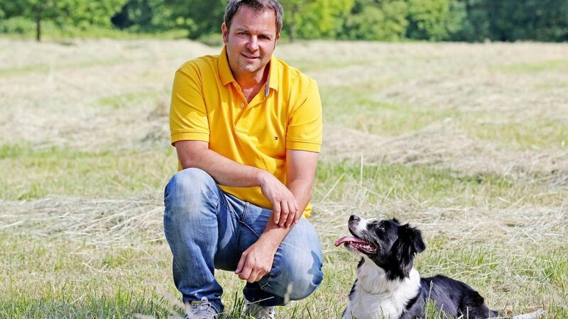 In der Reportage „Der Hundeprofi unterwegs“ ist Martin Rütter nicht als Hundetrainer, sondern als neugieriger Beobachter unterwegs – auf dem Foto mit seinem Hund „Emma“. – Bild: MG RTL D /​ Ralf Jürgens